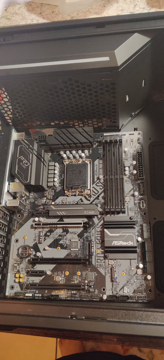 RachelTotaram's tweet photo. First computer build! Crossing my fingers it goes well. https://t.co/J1wbNpc18h