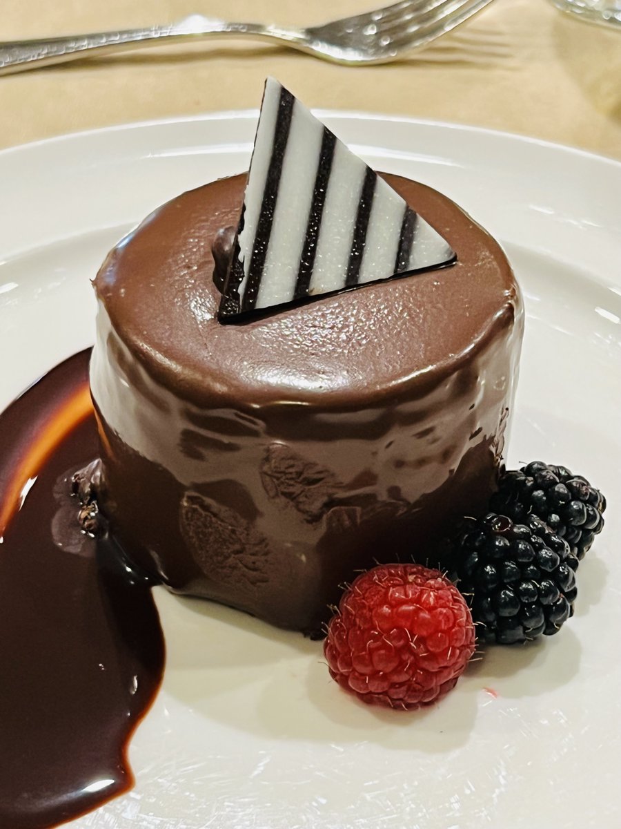 BrilandHitaj's tweet photo. And there goes the diet! 😜 @IEEESSP #SP22 #IEEESSP https://t.co/DFRtkU8yi0