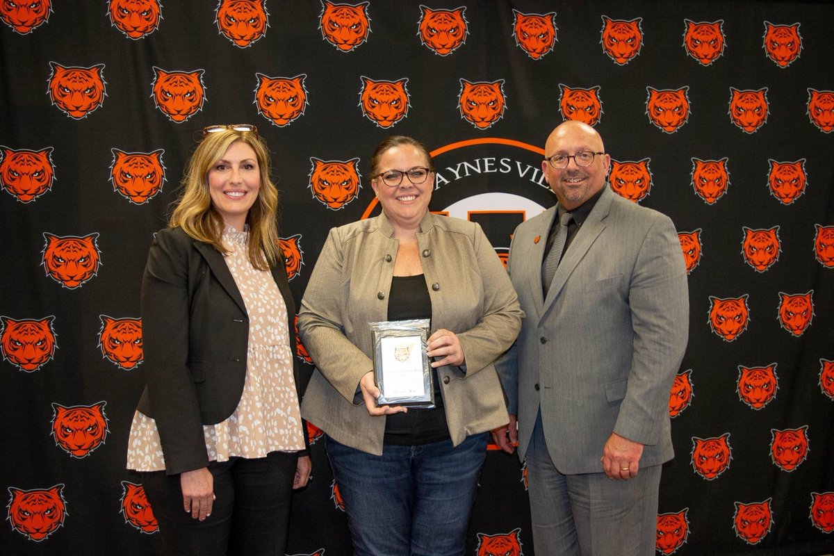 MSCoECG's tweet photo. Appreciate Dr. @BHenry54 and Waynesville schools recognizing a valuable teammate from our @fortleonardwood USO, Mrs. Brownfield! @USOMissouri @the_USO  📷 from @WayTigerPR @TRADOC @TradocDCG @TedMartin1775 https://t.co/AWoR6TkA78