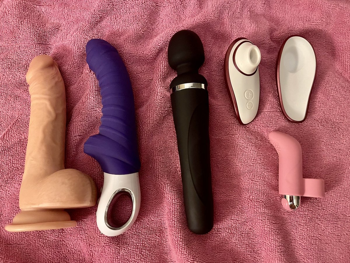 SydFoxXoxo's tweet photo. What are we gonna use today? 😈💦 #solo #dildo #sub #onlyfans #sellingcontent https://t.co/eWNapbO4z0