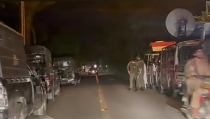 MaleekaUpdates's tweet photo. لاہور سابق وزیر تعلیم شفقت محمود کے گھر پنجاب پولیس کا ریڈ ! https://t.co/5gBdN5VmW9