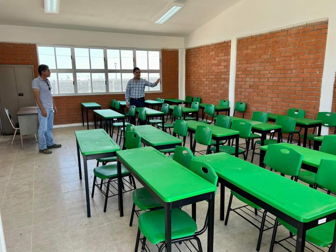 ICIFED's tweet photo. Hoy en #Saltillo, nuestro Director @julio_long11 entregó dos aulas nuevas equipadas con mobiliario para las niñas y los niños de la primaria "Francisco Ramírez Rodríguez" de la col #MisiónCerritos de la Ciudad... https://t.co/XOH0FlWoNE