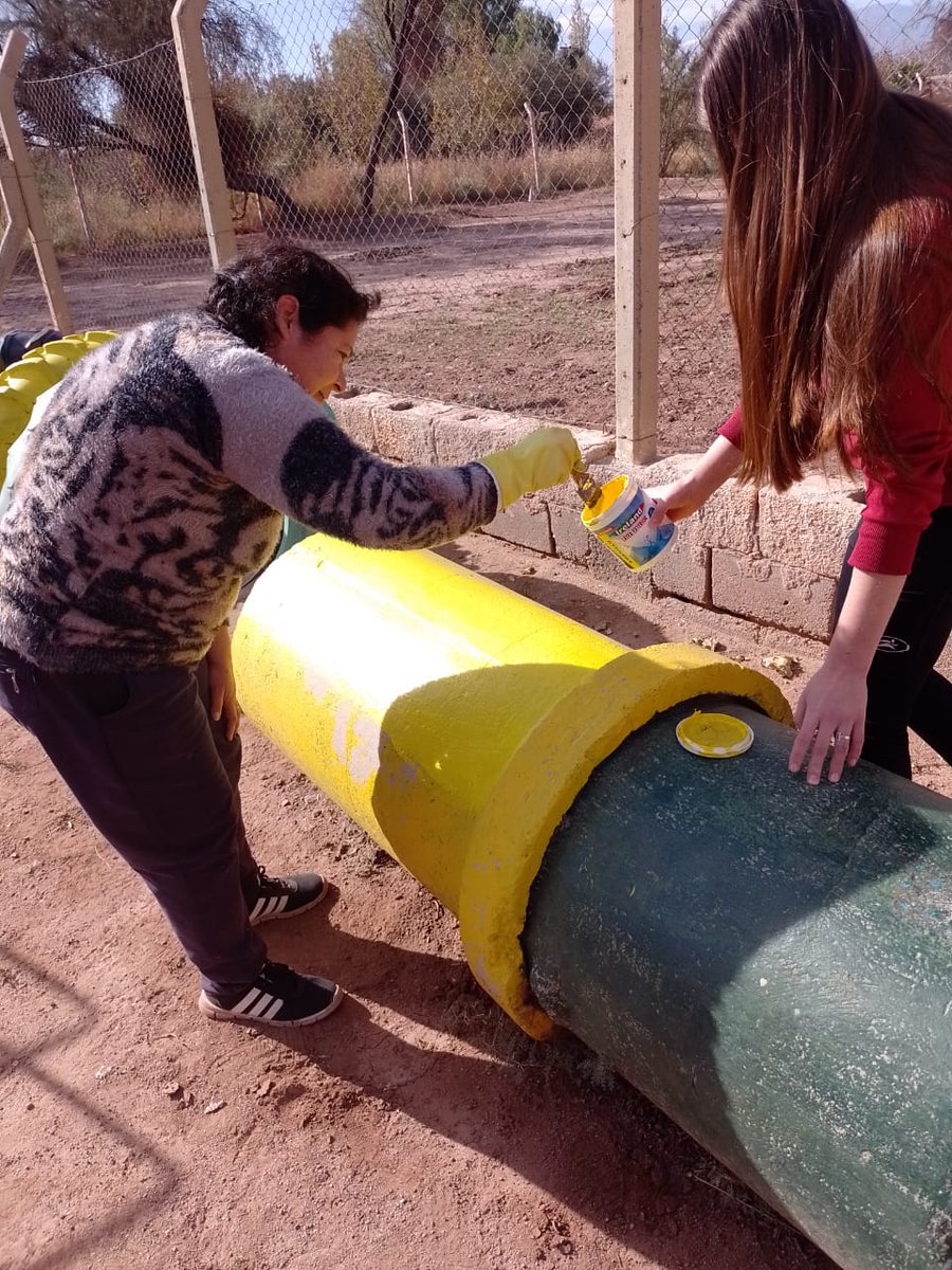 MUP_LR's tweet photo. Los compañero del interior organizado. MUP-LOS PALACIO  trabajando en el  jardíncito de infante N° 70. Refacción y pintura de los juegos https://t.co/PSZltqMCcX