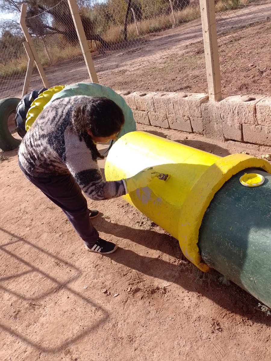 MUP_LR's tweet photo. Los compañero del interior organizado. MUP-LOS PALACIO  trabajando en el  jardíncito de infante N° 70. Refacción y pintura de los juegos https://t.co/PSZltqMCcX