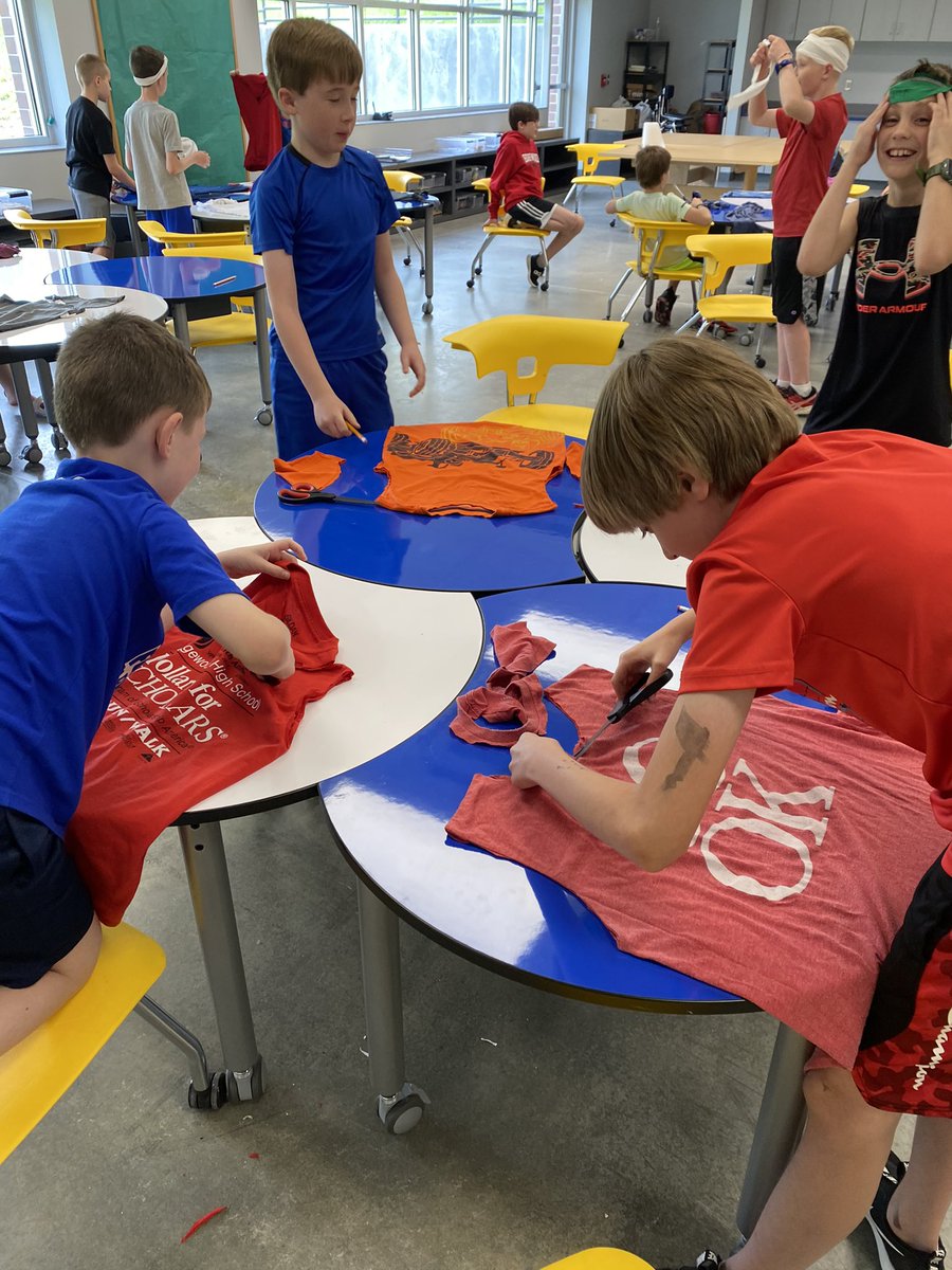 LeichterTeach's tweet photo. Fourth graders learned how to make a reusable bag out of an old shirt. https://t.co/PxcefJg5ml