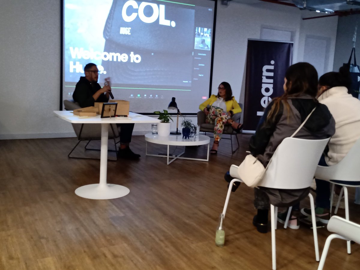 En este momento en nuestro evento 'A HUGE handoff' patrocinado por <a href="/hugeinc/">Huge</a> en Bogotá y Medellín