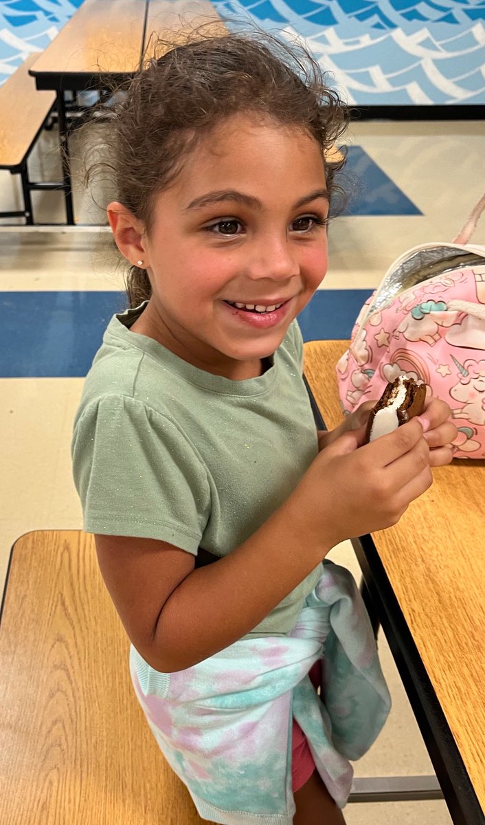 Mrs_DLynch's tweet photo. Celebrating student achievement in reading! Just look at those beautiful smiles!   ⁦@PLEgators⁩ ⁦@PleCafe⁩ ⁦@CurriculumAssoc⁩ #iReady https://t.co/9uo7g9OVH7