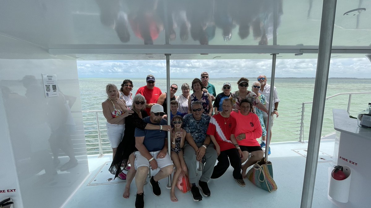 barbiedoll_eyw's tweet photo. Perfect send off for #captBob #Seawitch lounge  A #keywest icon #RIP ❤️ https://t.co/DIe176kjHG