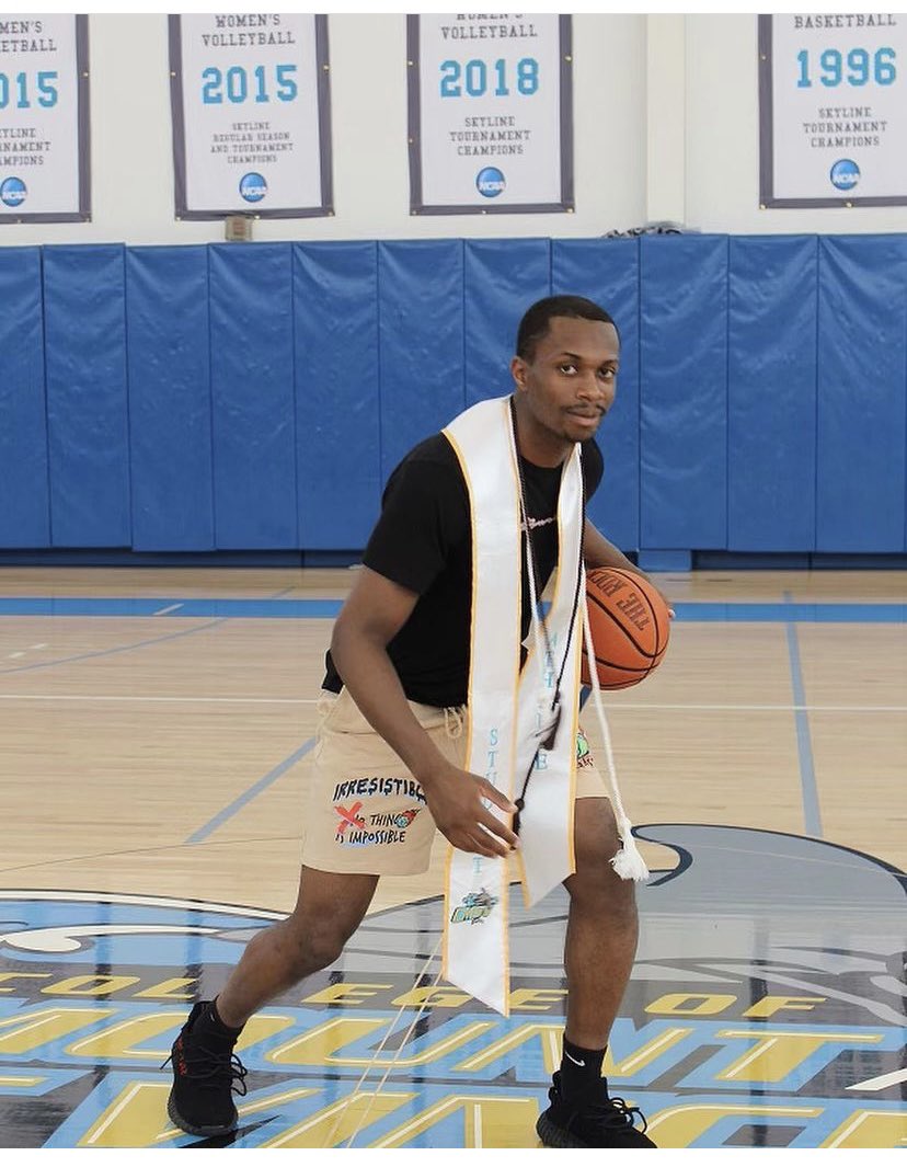 KeithWr55548677's tweet photo. Congratulations 🍾🎈 to another recent College Graduate 👨🎓 our guy Christian Graham ( Class’2018) got it done at Mount St Vincent proud of you CGraham ❤️🙏🏽📖👨🎓#raidernation🏆🏀 #class2018 @mpbaiocco @RedRaiderAD @LucieRambaran @kevin_budzynski @AHHSstudent_gov @DennisRambaran https://t.co/yChE3C0KBj