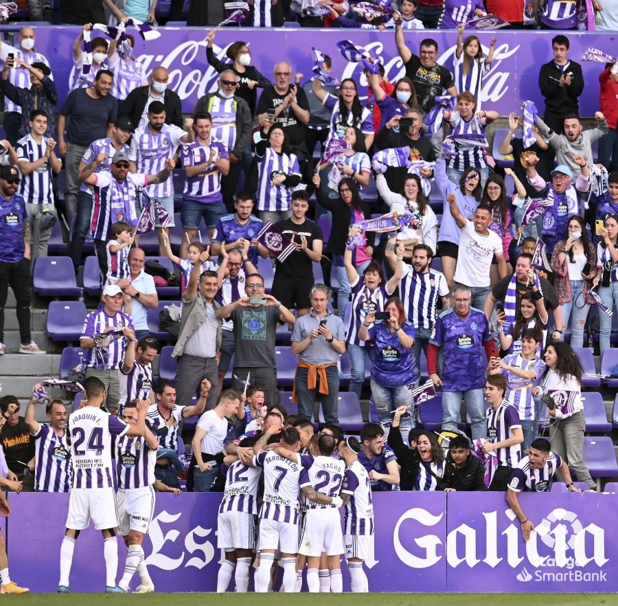 Quizás sea complicado disfrutarlo. Pero una última jornada donde aún está por decidir el orden de las seis primeras posiciones, es un regalo para el fútbol. Muestra la dificultad del camino, que corto o largo, tiene el mismo final. Ascender 💜 #RealValladolid #equipo