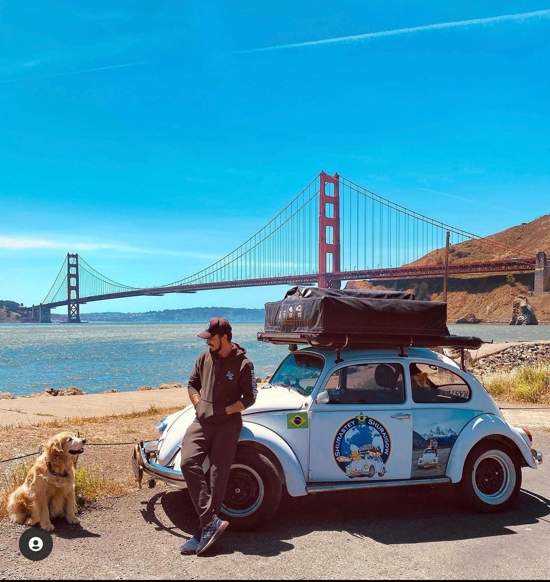 CatioroReflexiv's tweet image. Morreu Jesse Koz e Shurastey, conhecidos por viajar o mundo com seu fusca 1978, com placas de Balneário Camboriú. De acordo com uma familiar, em publicação na internet, o jovem de 29 anos foi vítima de um acidente de trânsito no estado de Oregon, nos Estados Unidos, ontem.