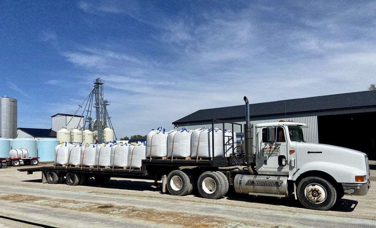 SOYBEAN SEED - OAC Wallace from Snobelen’s on there way to the drill. 🚜☀️
•
•
•
#BluewaterAgromart #OnAg #SoybeanSeed #DrillReady #Spring2022