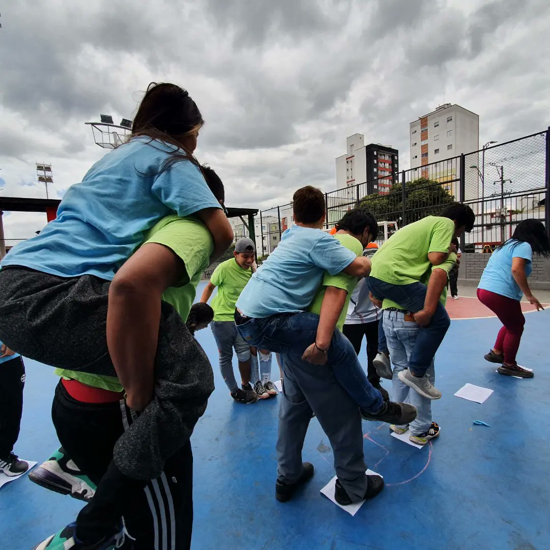 inderbubga's tweet photo. Hoy vivimos una mañana cargada de diversión, recreación y enseñanzas por parte de nuestro equipo de Juventud, quienes abrieron un gran espacio en la cancha múltiple del barrio Cristo Rey para el desarrollo y esparcimiento de jóvenes de la Fundación Niños de Papel. https://t.co/c3palw8ECz