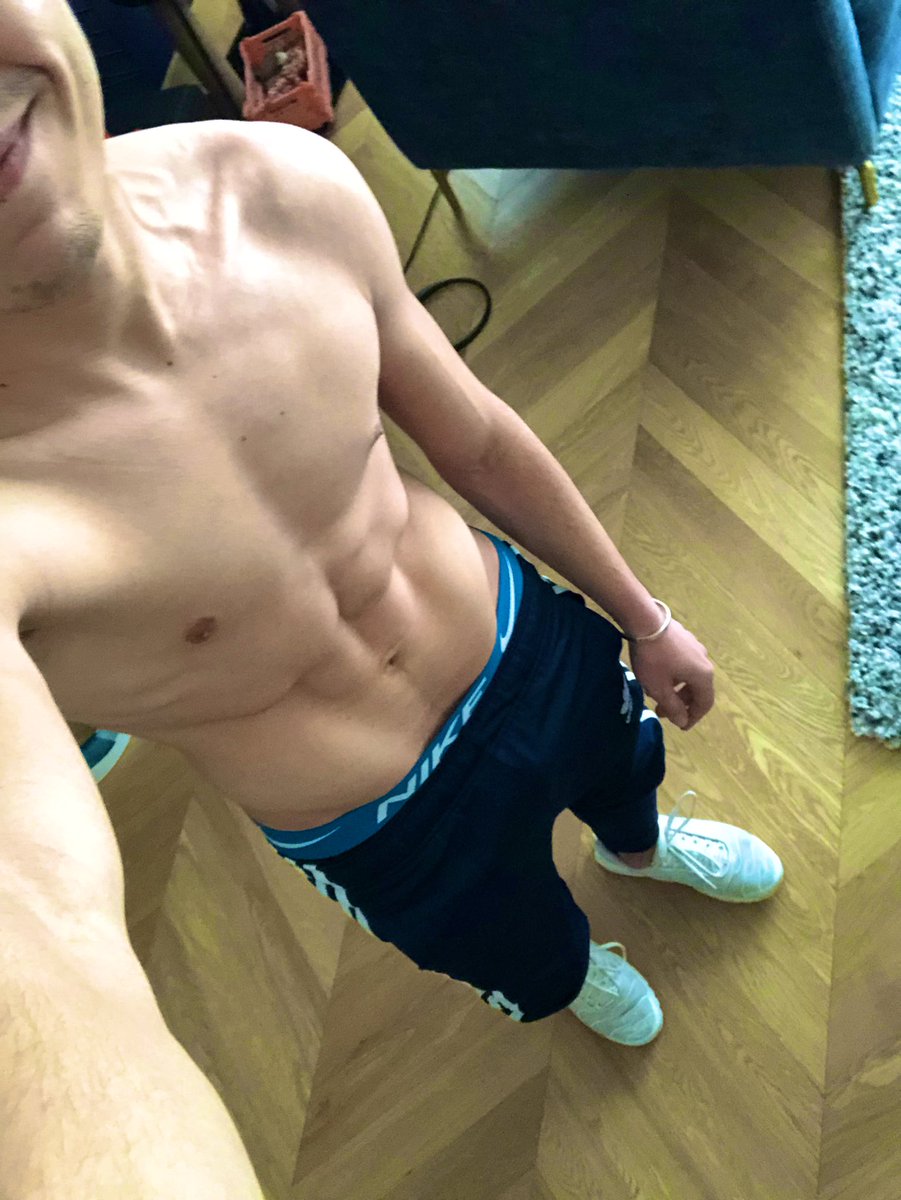 tinykiffeur's tweet photo. RT si tu veux venir t’occuper de moi ce soir et bien sûr tu peut choisir le survet que je porterai 😈 #twink #tn #survet #scally #lycra #kiffeurtn #kiffeur #gay https://t.co/xHC7WN7fcu