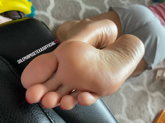 Cum on my feet while we watch movies? https://t.co/6ZZQRgIxG3<a href="/tag/footfetish"class="tags"><span>#footfetish</span></a><a href="/tag/feet"class="tags"><span>#feet</span></a><a href="/tag/foot"class="tags"><span>#foot</span></a><a href="/tag/bbc"class="tags"><span>#bbc</span></a><a href="/tag/prettyfeet"class="tags"><span>#prettyfeet</span></a><a href="/tag/soles"class="tags"><span>#soles</span></a>