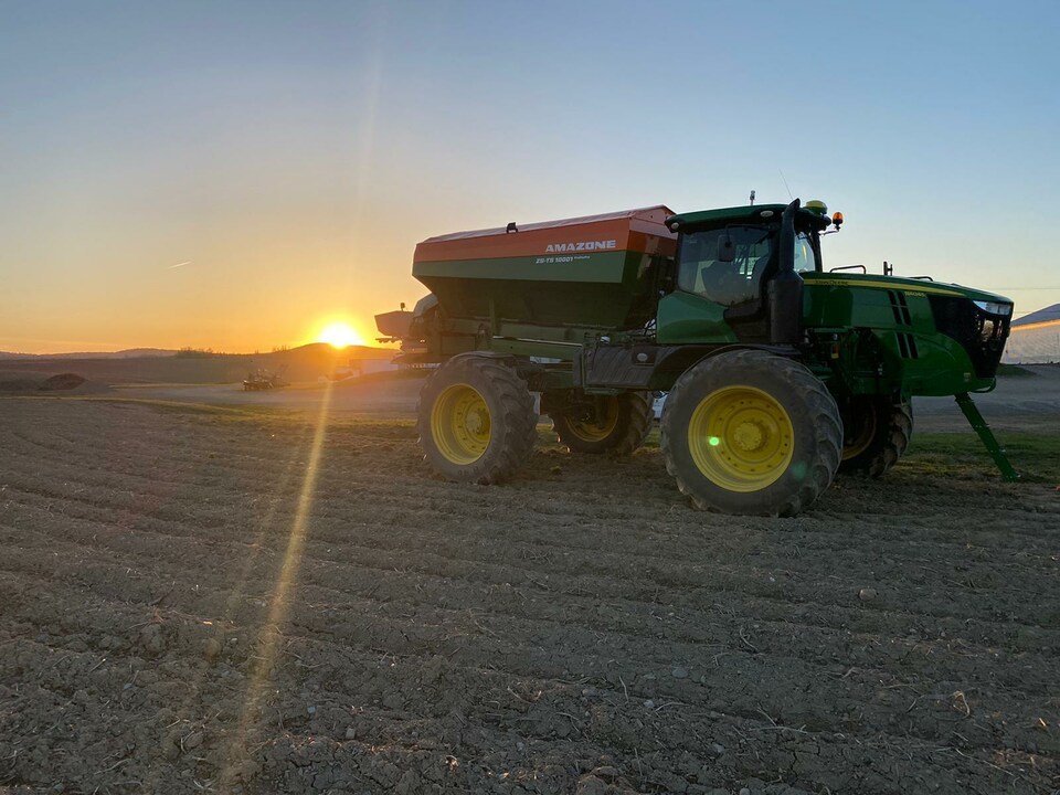 AMAZONE_Inc's tweet photo. π
A ZG-TS mounted on a John Deere in the United States spreading potash over a working width of up to 118 ft. π€©
#Amazone #Ag #Agriculture #Farming #AgMachinery #FarmEquipment #TrailedSpreader #FertilizerSpreader #Spreader #CropCare #CropProtection #ZG #ZGTS #fieldromance https://t.co/dP23gZ9lWz