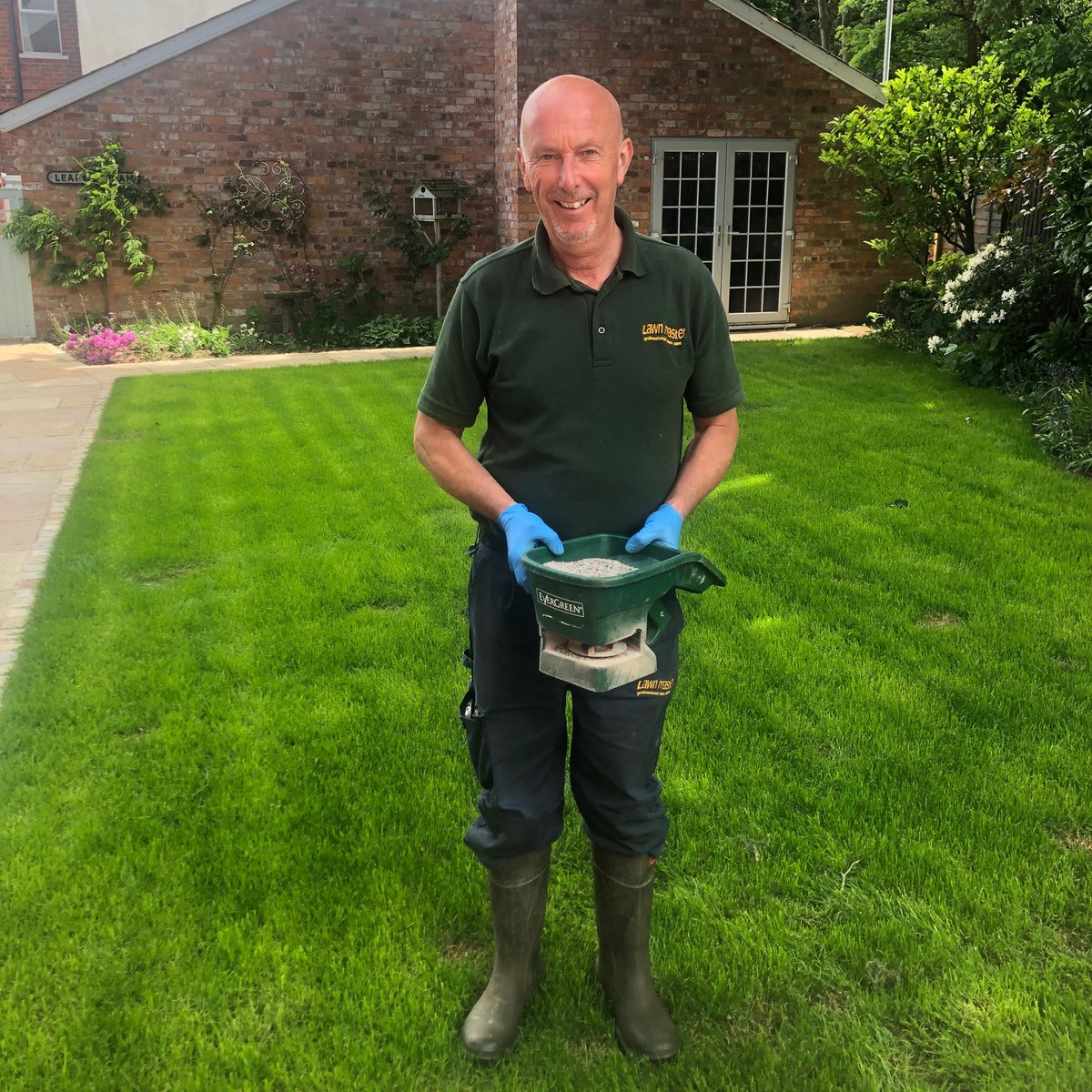atoastinthepost's tweet photo. Hey @LawnMasterNotts I finally took you up on your advice a few months back to find a Lawn Master near us to help with our grass...your lovely colleague, Colin @Lawnmasterlakes visited today!
Thank you, Ian!💚 #SBSWinnersHour #networkingatitsbest https://t.co/O7ar69Oqw5