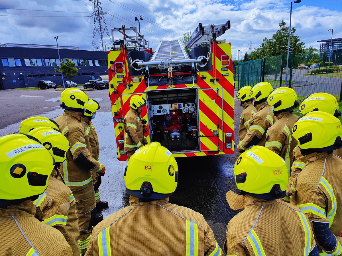 sfrs_trainees's tweet photo. Today marks the end of the first week of Task &amp; Task Management for the @fire_scot trainees of courses #T322 &amp; #T422. They have begun developing skills in sighting,pitching &amp; climbing ladders as well as the operation of appliance pumps. #GetToWork #WeAreSFRS #FutureFirefighters https://t.co/wZsPr0nXYW