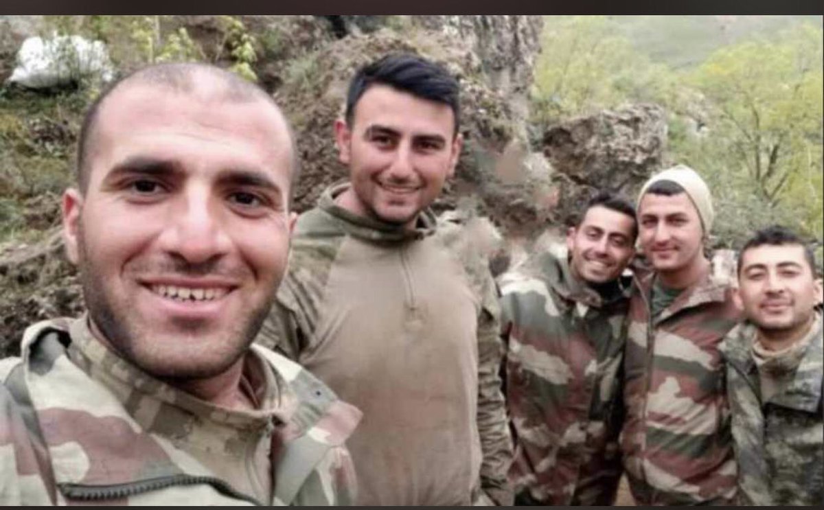 Vurulmuş tertemiz alnından, uzanmış yatıyor,
Bir hilâl uğruna, yâ Rab, ne güneşler batıyor!
Ey, bu topraklar için toprağa düşmüş, asker!
Gökten ecdâd inerek öpse o pâk alnı değer.

 #sehidimizvar 🇹🇷