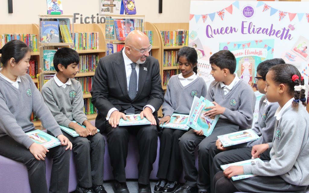 ManorParkSchSM1's tweet photo. 📰 Secretary of State for Education visits Manor Park Primary

We were proud to welcome @nadhimzahawi to Manor Park this month, to celebrate the launch of a special book to commemorate the Queen’s Platinum Jubilee.

https://t.co/CWswFl0oqG https://t.co/58M7gNaNzm