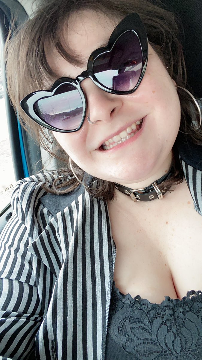 JessiSails's tweet photo. Went thrift shoppin’ and immediately put on some of my new things 😝 https://t.co/xdSd1b3ivA