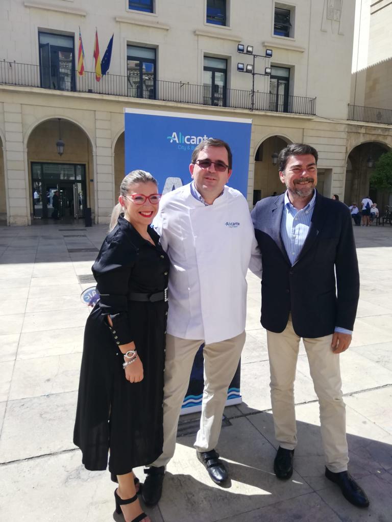 meliaalicante's tweet photo. Ayer nuestro Chef, Ginés Lorente, participó en el acto donde nuestro restaurante #Trasluz queda integrado en la marca Alicante Gourmet Certamen Alicante Arroz #MeliaAlicante #MeliaSpain #passionforservice #SoulMatters https://t.co/QhG7p9aaEJ
