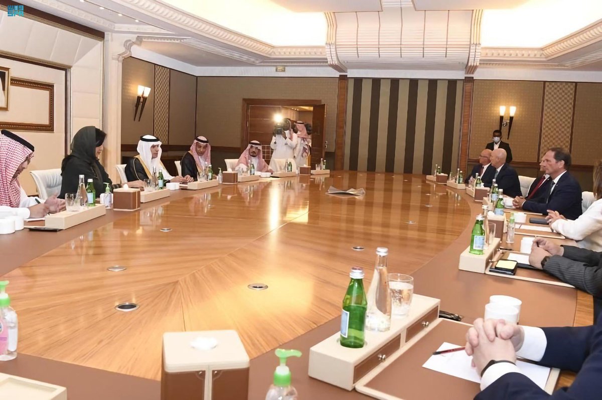 SaudiNews50's tweet photo. وزير الدولة للشؤون الخارجية وأعضاء الكونجرس الأمريكي يستعرضان العلاقات بين البلدين الصديقين، وبحث أوجه التعاون القائم بينهما في شتى المجالات.

- https://t.co/eRI8i4aJEK