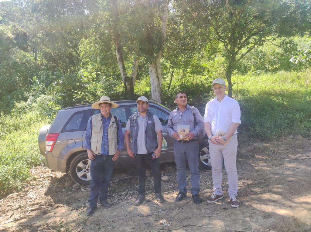 pietrograziani3's tweet photo. Después de un gran día de conocimiento sobre la conservación de la agroecologia,no hay mejor manera de terminar que probando los productos de este gran esfuerzo de los agricultores de Pindal en Loja: panela orgánica y jugó de caña! @FIEDSprograma @MBosqueSeco https://t.co/NaG9hVsUms