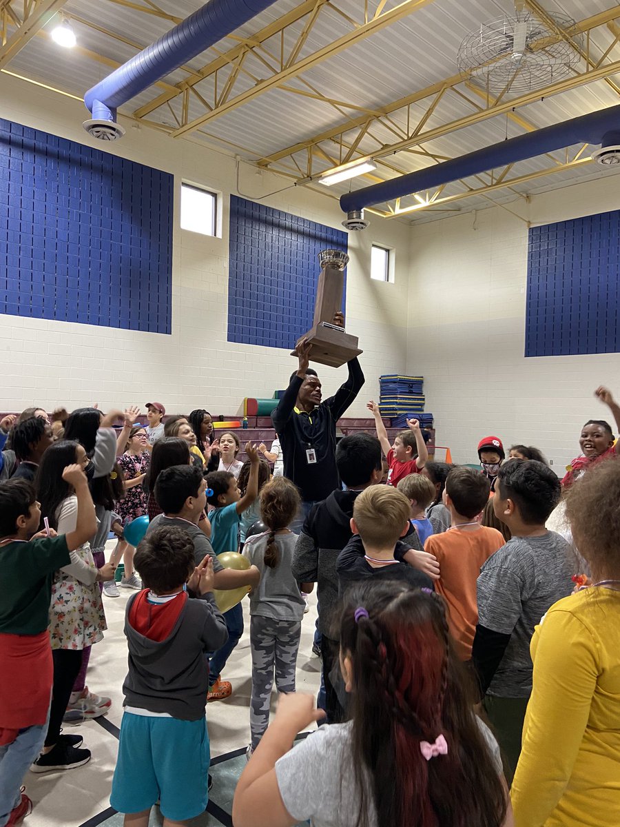 SELjrobinson's tweet photo. The Orange House of Courage won the House Cup! They had a great time at their celebration! @SpotswoodElem 🧡 https://t.co/H5AJwd97Sx