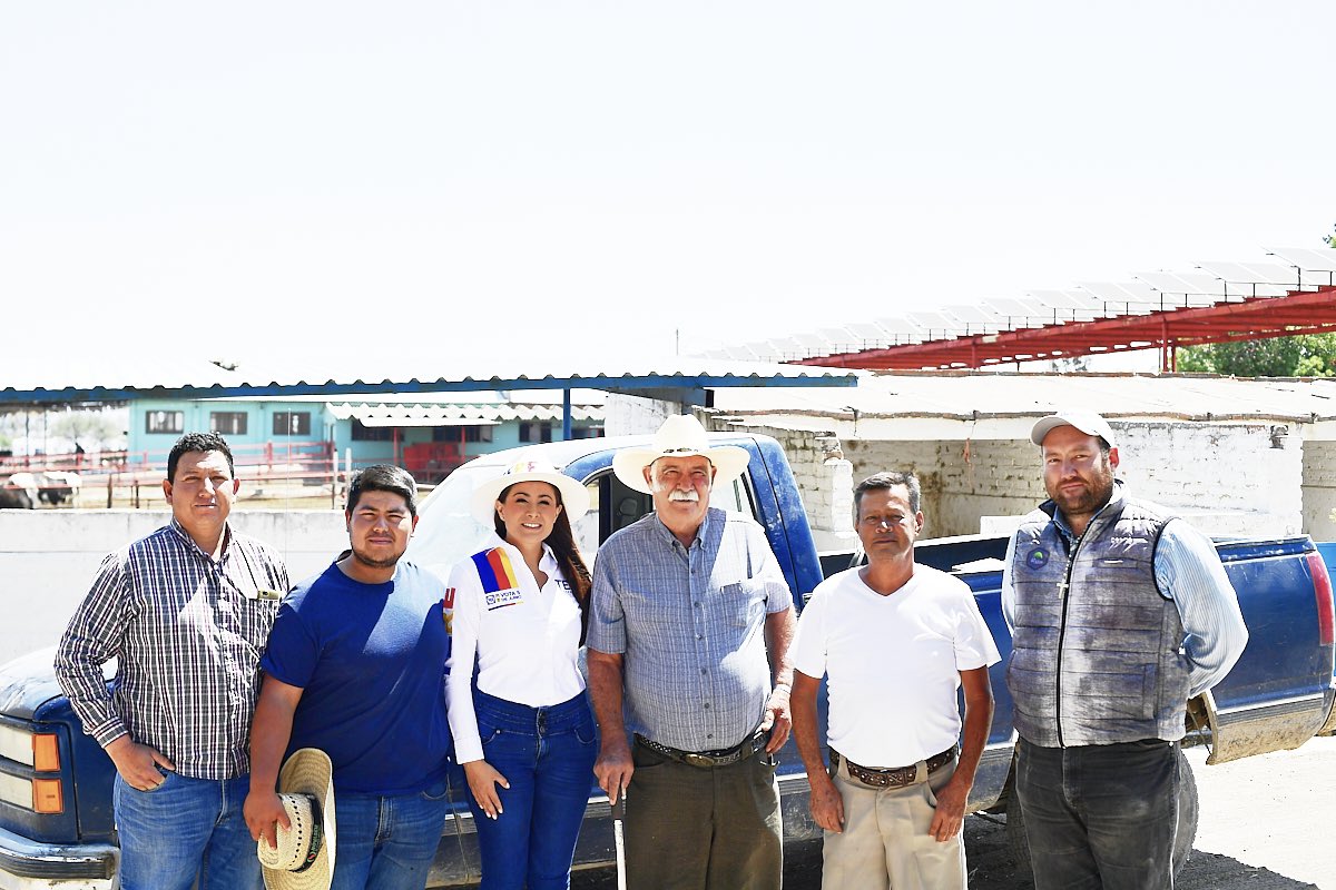 TereJimenezE's tweet photo. El día de hoy seguimos recorriendo las comunidades y platicando con la gente trabajadora del campo. Gracias a Don Jesús Jiménez por el recibimiento.

#TereJiménez
#TereGobernadora
#LoQueTantoQueremos https://t.co/Nb53ZFJmjM