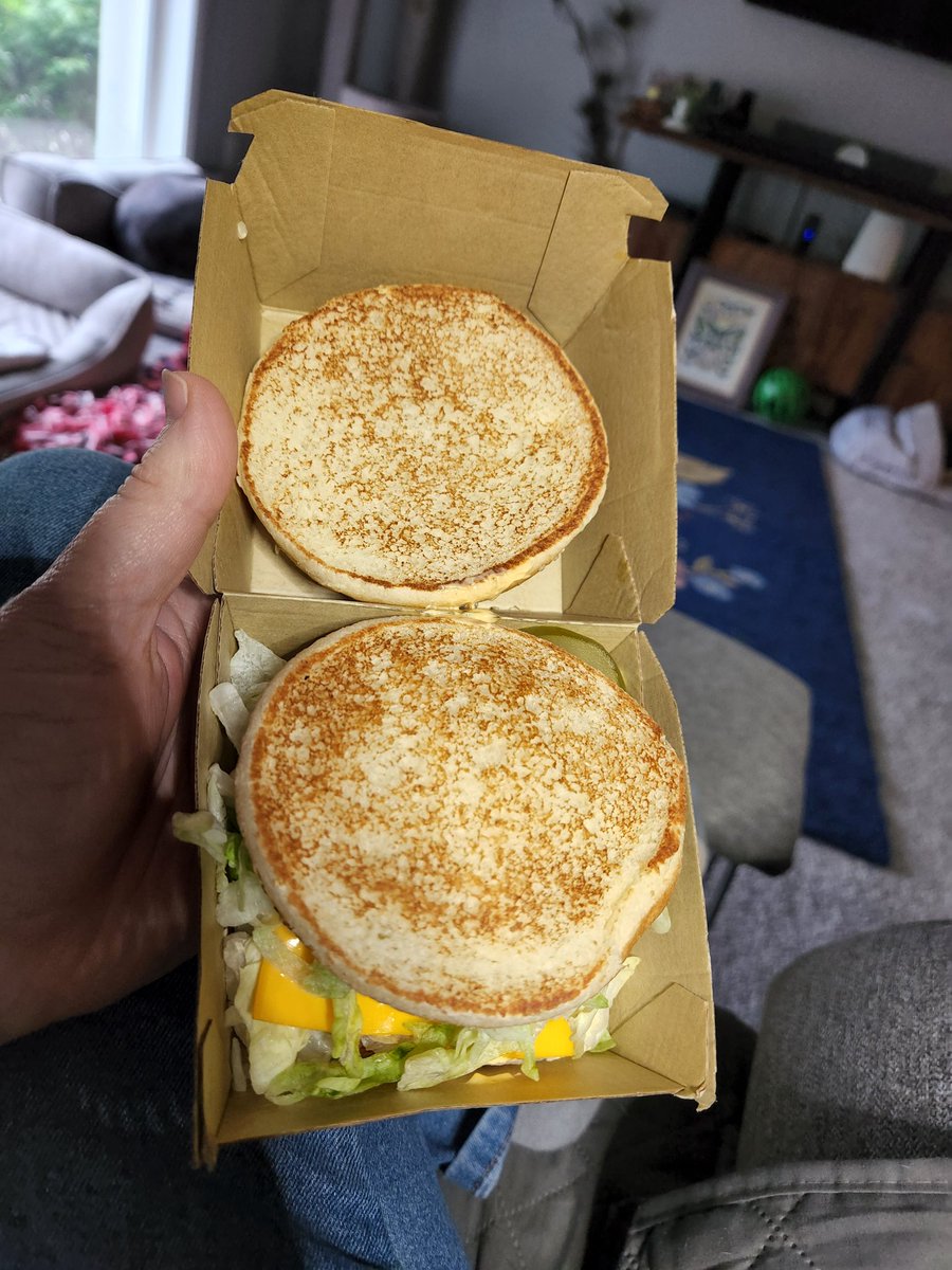 s_busymind's tweet photo. Uh... A for effort, @McDonalds ? 😑 https://t.co/E87mSGgBf9
