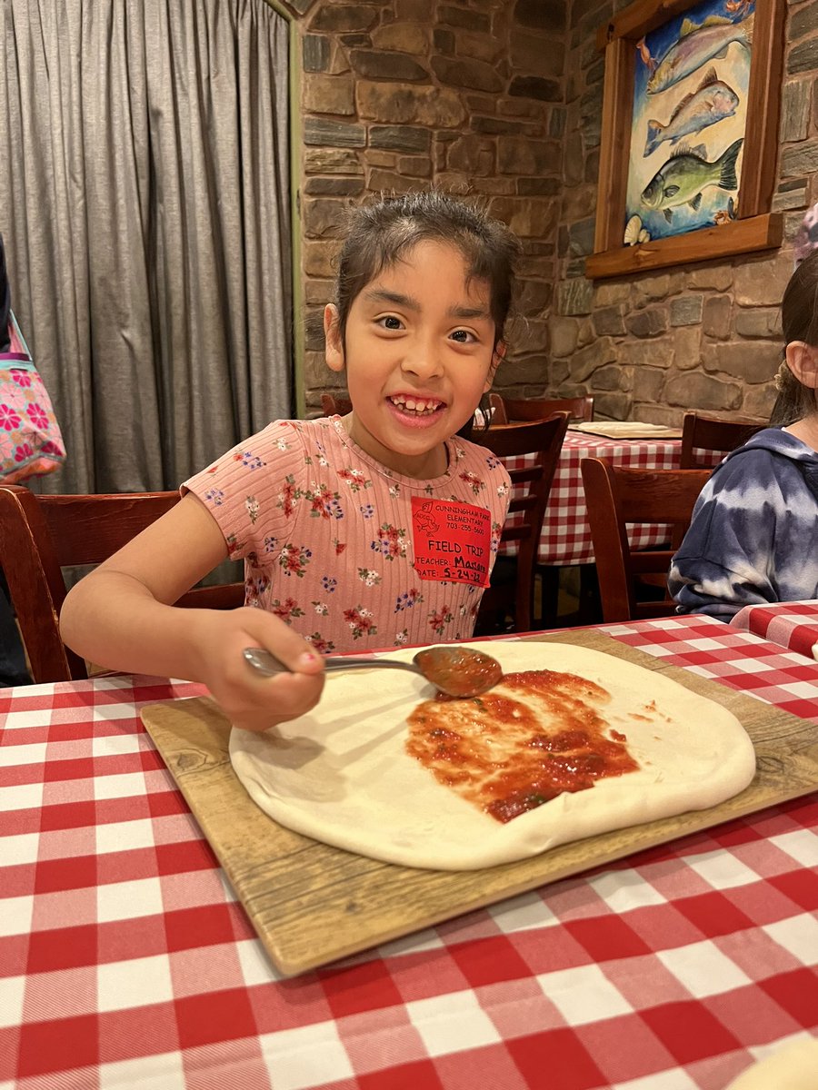 CPESGrade1's tweet photo. Pazzo Pomodoro, you have a PIZZA our hearts! 🍕 Thank you for teaching us about the pizza making process and for helping us cook our very own pizza fractions! #cpesbelieves in authentic learning experiences https://t.co/FZFrVI4TiU