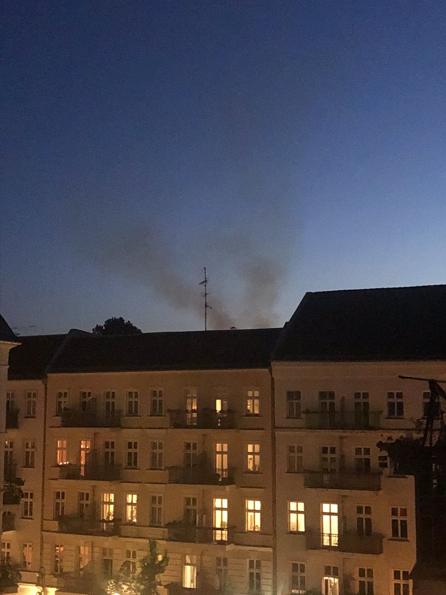 dridde's tweet image. Irgendwas ist da am Brennen in Fhain.