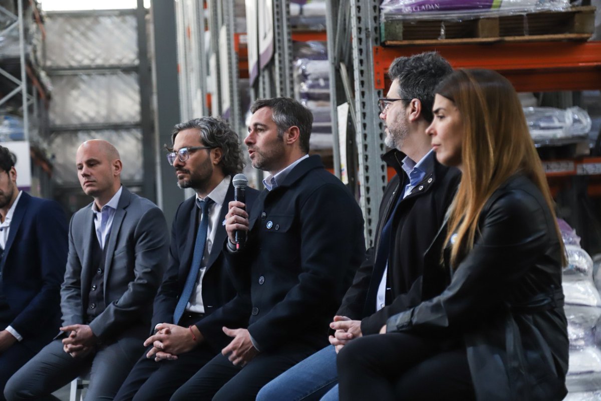 FedericoAchaval's tweet photo. Creemos en un Estado que potencie a las Pymes que eligen seguir creciendo, produciendo y generando trabajo.
Hoy estuvimos en la planta de #Cladan en #VillaRosa junto a @SantiagoCafiero y @GuilleMerediz compartiendo una capacitación sobre exportación con empresas de todo el país. https://t.co/yglqspdwb9
