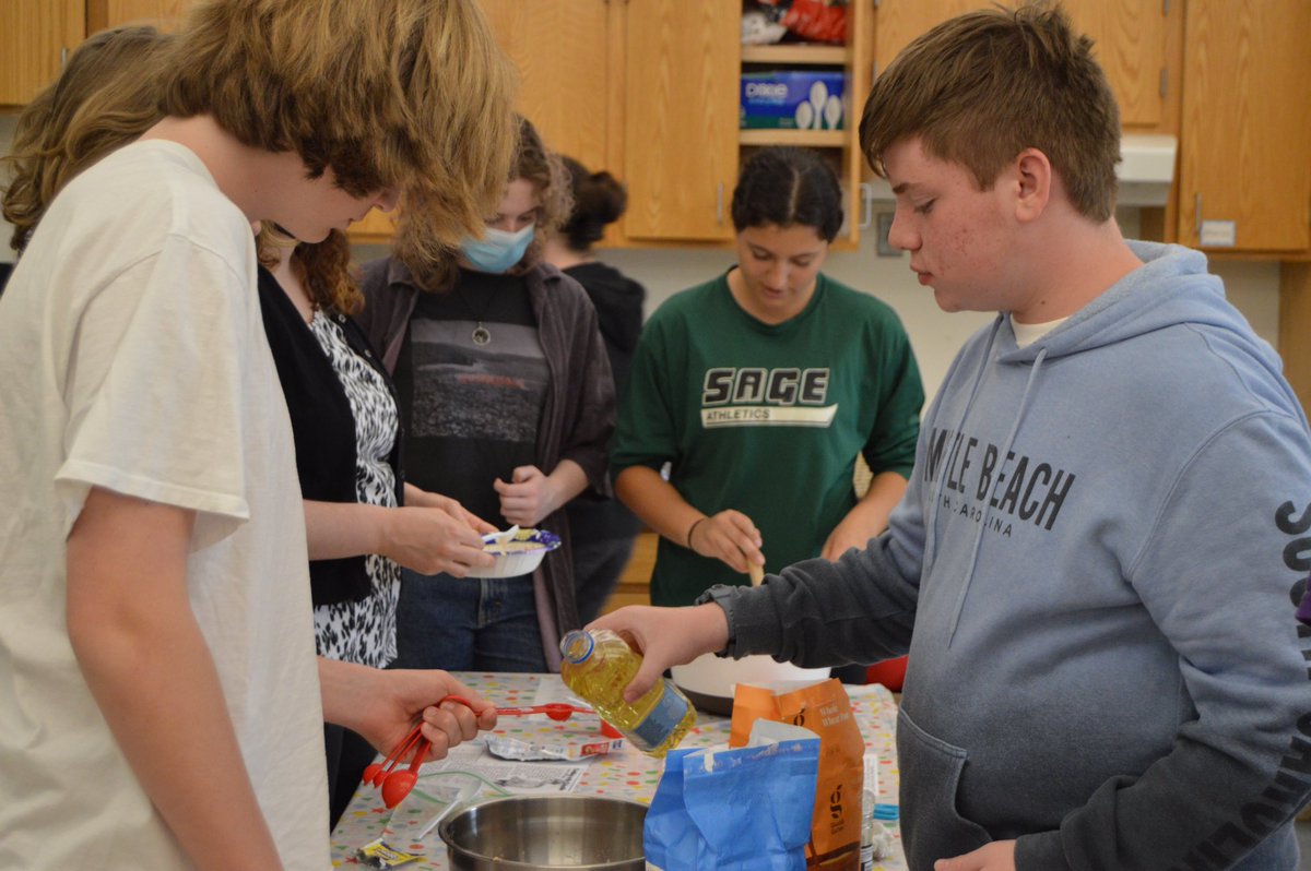 BancroftSchool's tweet photo. Roman bread 🥖 making in 8️⃣th grade Latin class❕
#BancroftSchool #OwnYourLearning #IndependentSchool #WorcesterMA #bread #makingbread #latinclass https://t.co/keDUKmg8As