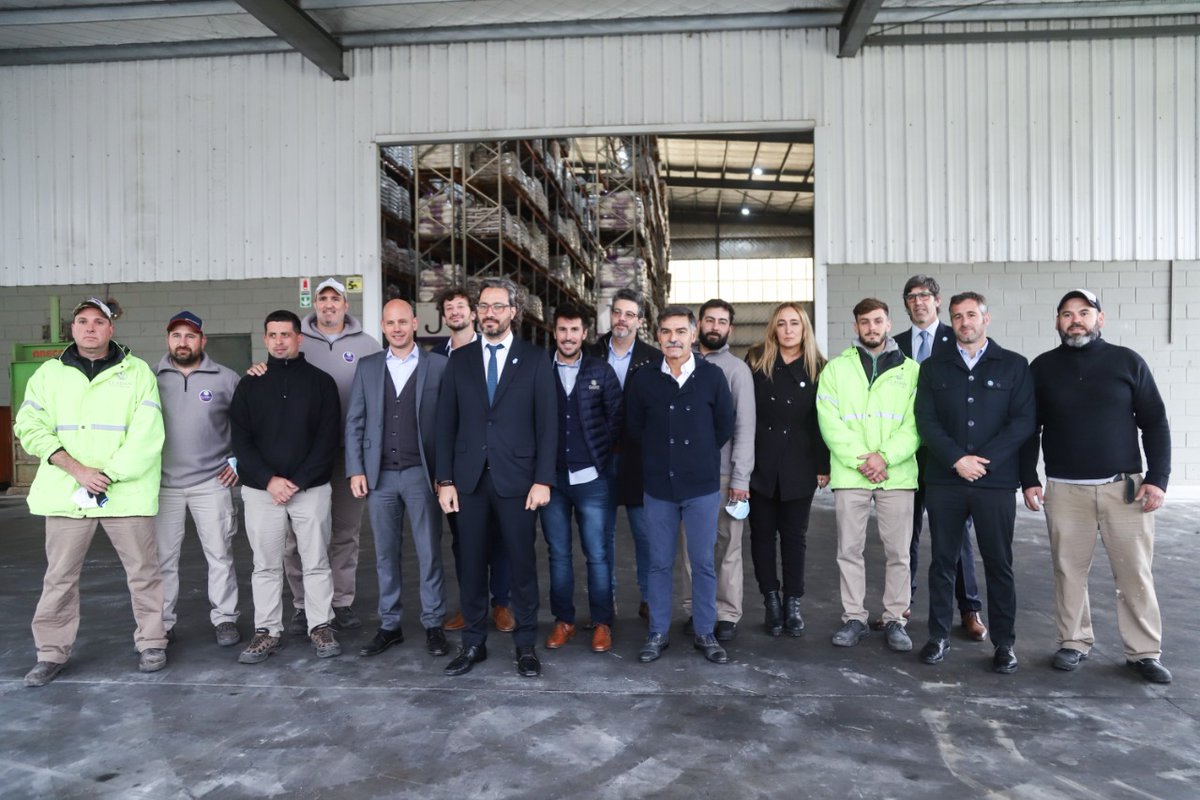 FedericoAchaval's tweet photo. Creemos en un Estado que potencie a las Pymes que eligen seguir creciendo, produciendo y generando trabajo.
Hoy estuvimos en la planta de #Cladan en #VillaRosa junto a @SantiagoCafiero y @GuilleMerediz compartiendo una capacitación sobre exportación con empresas de todo el país. https://t.co/yglqspdwb9
