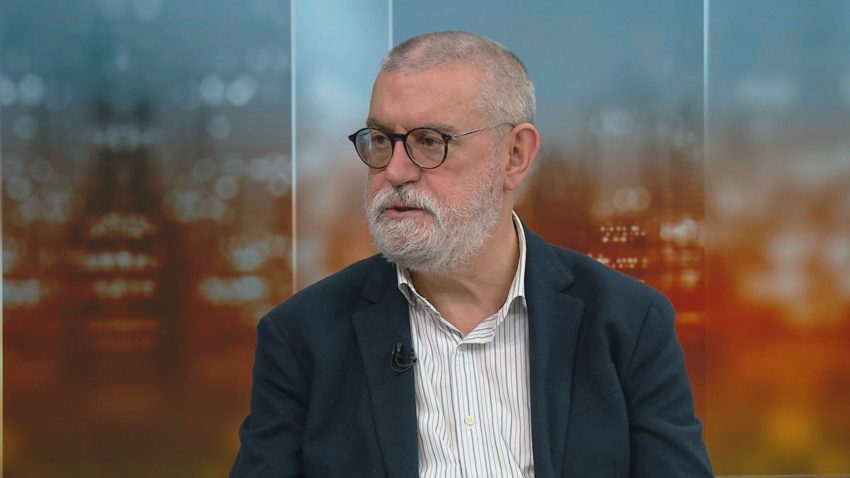 José Milhazes em direto no Jornal da SIC: 
"A guerra que vá para o caralho"

A citar jovens num concerto punk no seio da Russia...
A Judite de Sousa ficou sem palavras... 
O Nuno Rogeiro ficou sem palavras... 
E eu não tenho mais palavras.

Ganda Milhazes a fazer corar o Bocage