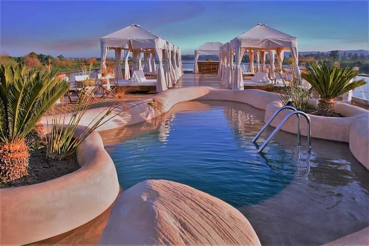 دا مش فندق , دا  سطح باخرة نايل كروز بين الأقصر و أسوان ❤️🇪🇬 
Ahmed Abdelhamid