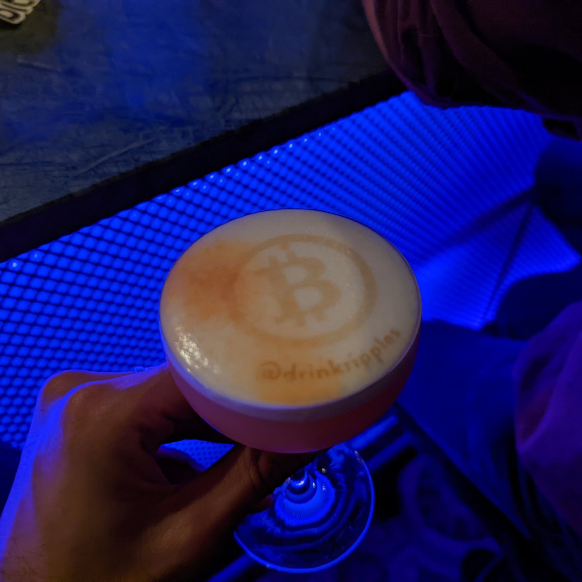 callebtc's tweet photo. Someone put a #Bitcoin on my drink 👀 https://t.co/9x3Dv8G4tT