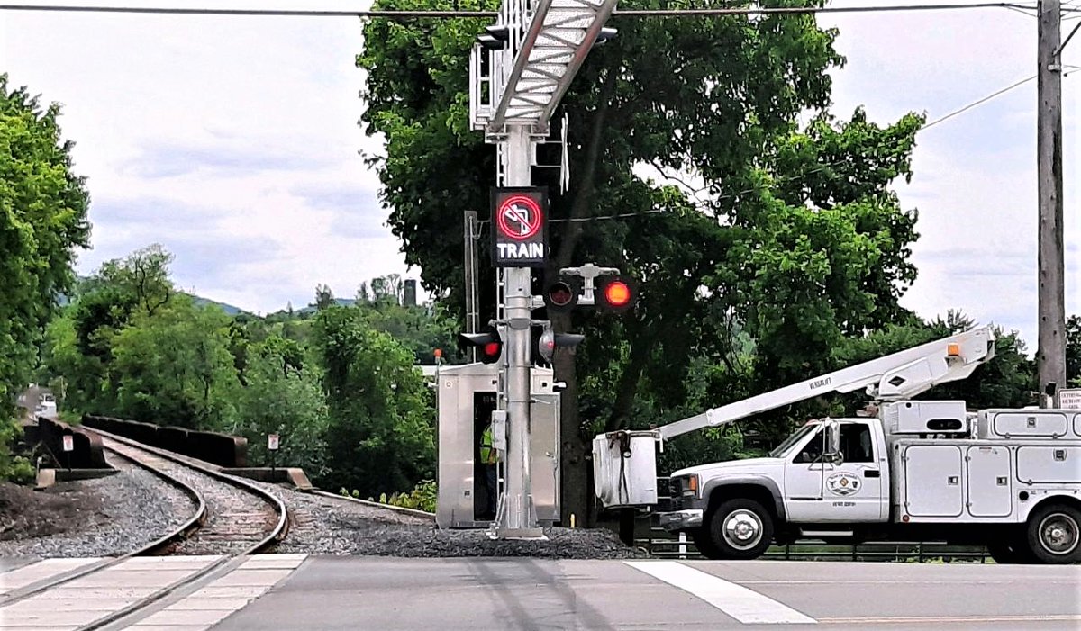 North_Shore_RR's tweet photo. Happy #TerrificTableauTuesday!
Our Communications & Signals Department caught this pretty picture yesterday. They were testing a signal rewire in #LewistownPA. We thought you might enjoy it as much as we do.
#WeLoveOurEmployees #JVRR https://t.co/jIhZGVy1si