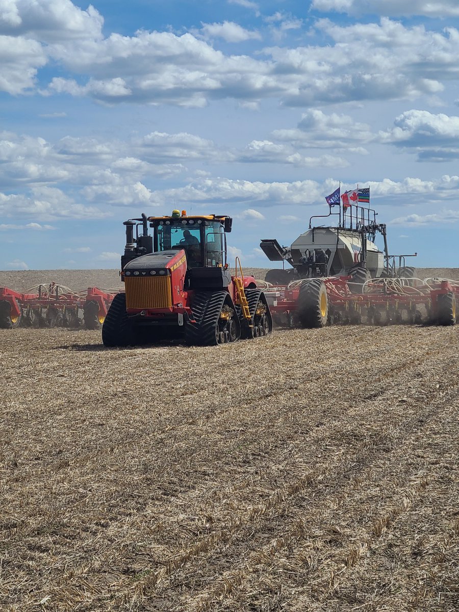Lucas_Hofer_'s tweet photo. So far she's been a great tractor. #changeisok @Versatileag1 @mazergroup #seed22 #armriverfarming https://t.co/2tBNDFcaqh