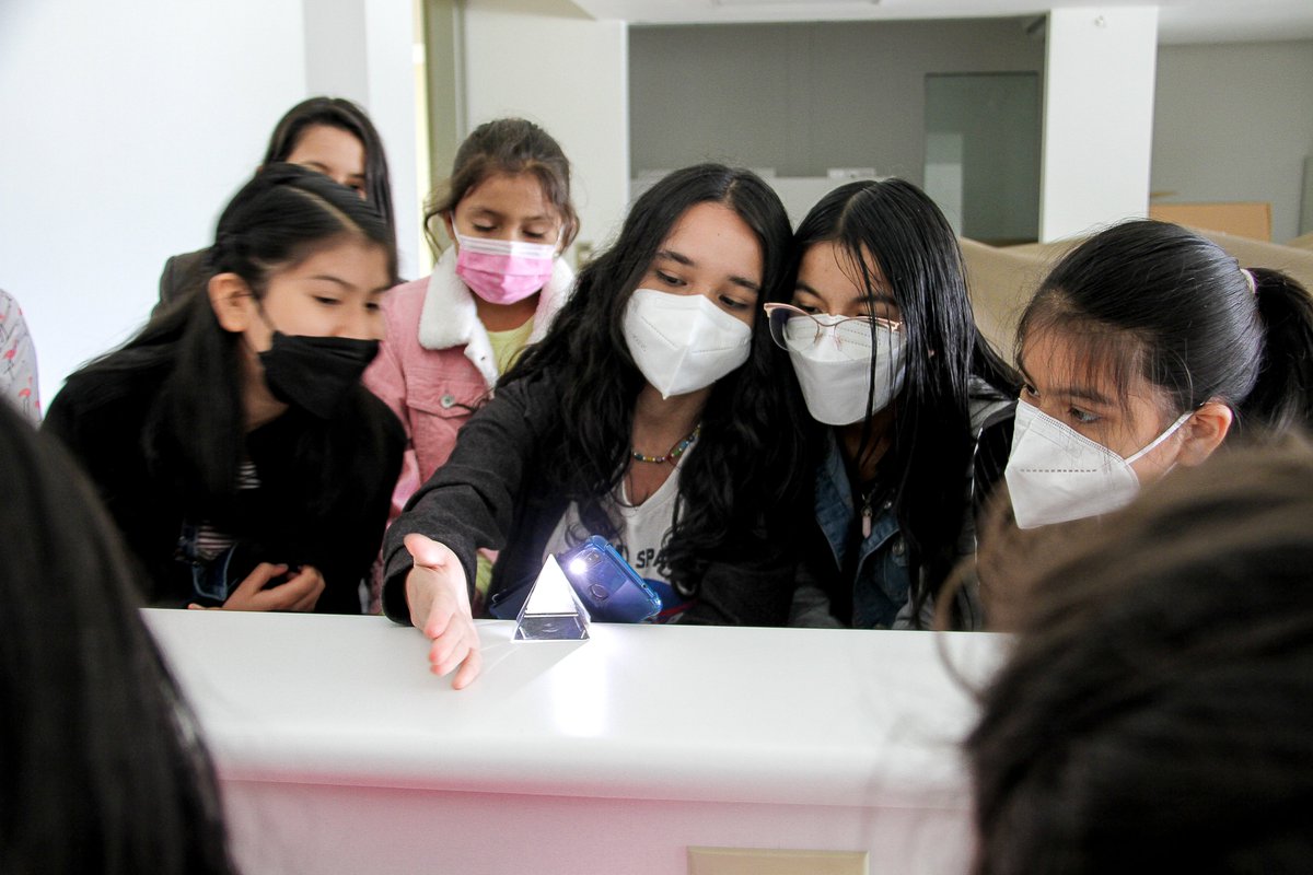 CayetanoHeredia's tweet photo. El sábado 21 de mayo, un entusiasta grupo de veinte niñas, ávidas de ser partícipes del mundo de la ciencia, fueron recibidas en @CayetanoHeredia , tras ser becadas por la organización @rfas_upch , para dar inicio a los talleres de exploración científica. https://t.co/BreUZpftAe https://t.co/CVHcdaux2l