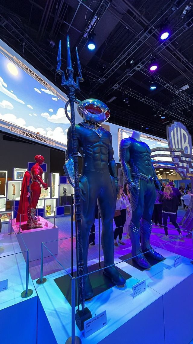 New look at the Black Manta suit in AQUAMAN AND THE LOST KINGDOM! 

P.s- you can see the new Flash suit in the back!