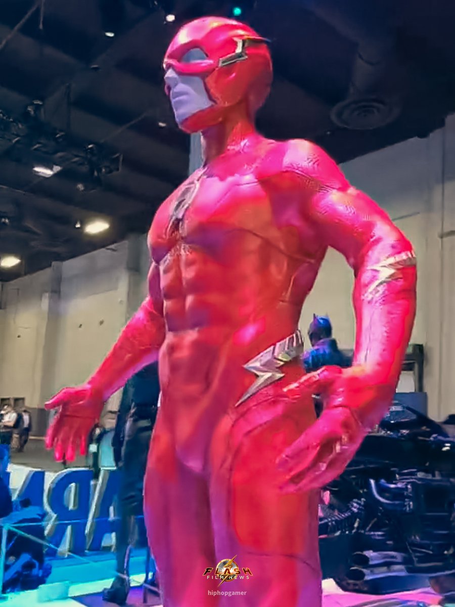 DCFilmNews's tweet photo. THE FLASH and SUPERGIRL suits are present at the Las Vegas Licensing Expo! #TheFlash #Supergirl #LicensingExpo2022 

[📸HipHopGamer/Instagram] https://t.co/C1WQLVBmVE