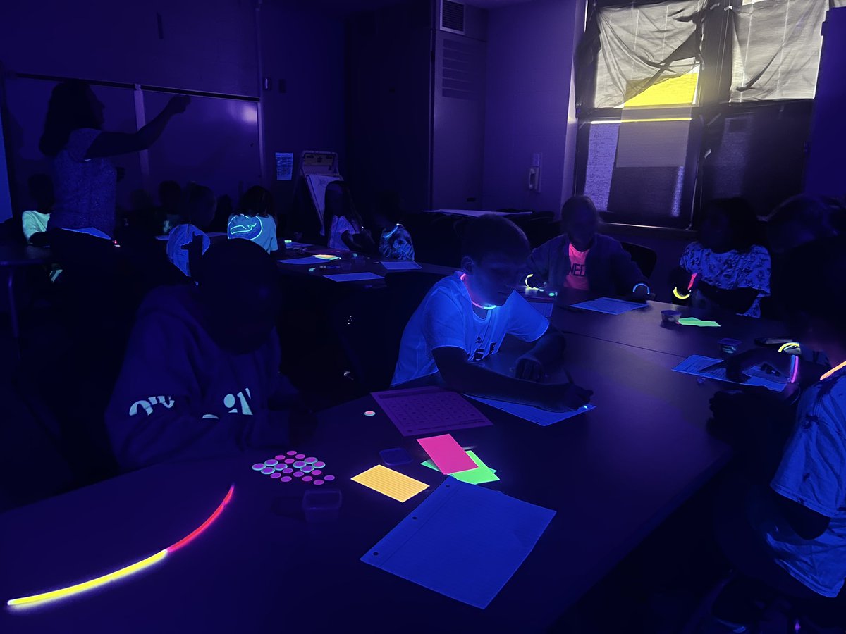 How do you keep kids engaged at the end of May? Ask <a href="/DawnDJacobs/">Dawn D Jacobs 👩🏻‍🏫</a>! 
#mathglowparty