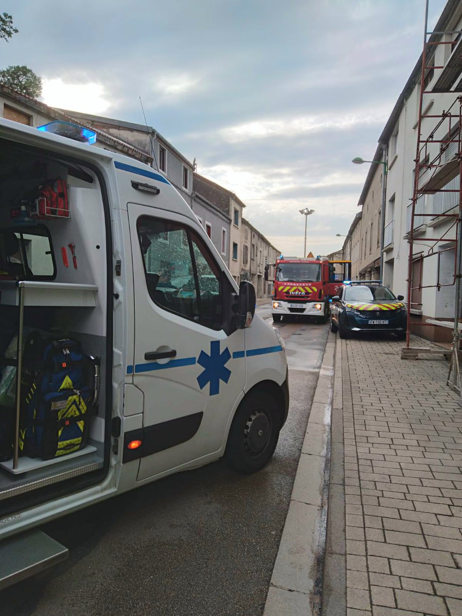 ambulancessmet's tweet photo. #Intervention pour l'équipe de l'Ambulance de Secours et de Soins d'Urgence N°3 en collaboration de la gendarmerie et des sapeurs-pompiers de Haute-Marne.
#AMBULANCESSMET #AMBULANCIERS #SAMU52 #GENDARMERIE #COLLABORATION #HAUTEMARNE #SDIS52 https://t.co/C5dgxZ7Sbd