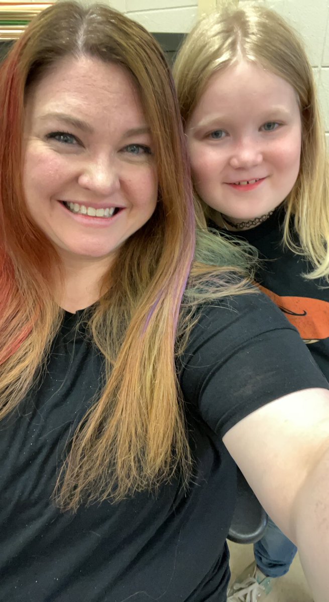 MsKatieBolin's tweet photo. Another goal reached! Her choice of reward was coloring my hair with hair chalk. Love watching my sharks achieve their goals! @D45Schafer https://t.co/vE1CoXgPqP