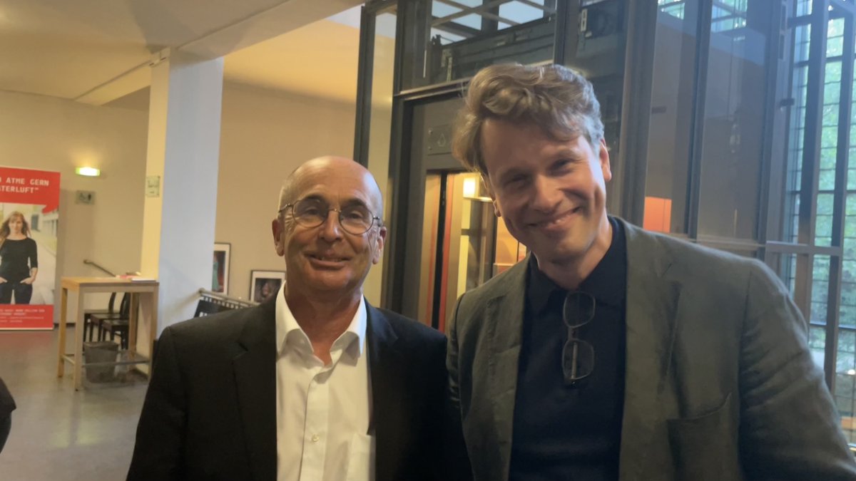 Never too late to be a fanboy. It was great listening  to #DonWinslow on his #cityonfire tour before he is going to  resume his fight against antidemocratic flutes. „We don’t choose the times we are born into“, so true. #harpercollins