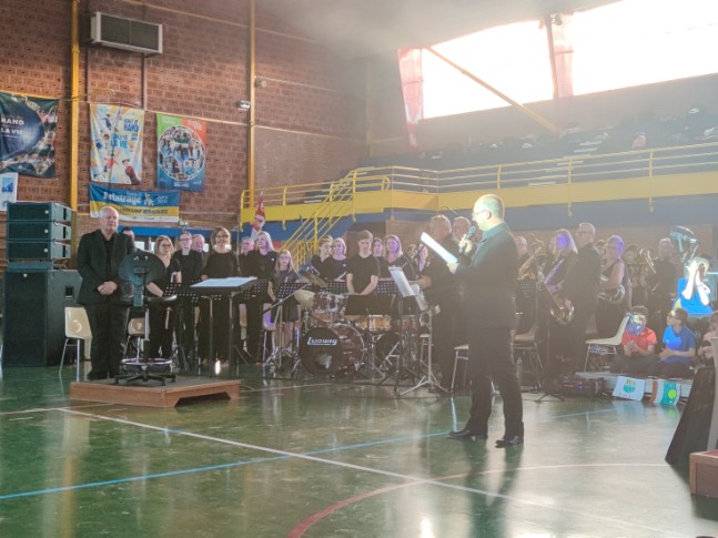 sony_clinquart's tweet photo. Concert par les Chorales des Collèges de Grand Fort Philippe &amp; Watten @departement59 et de l' école George Manier salle Robert Pruvot ce soir. 
Quel plaisir d'entendre les enfants,
l'Harmonie de Watten, Chefs choristes, les Principaux,Parents d'élèves.
Bravo https://t.co/IuoZdhDSFp