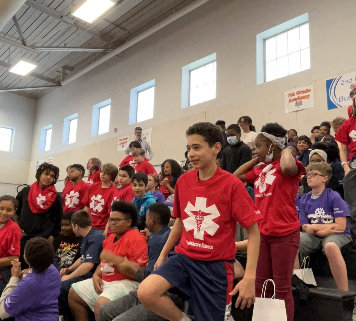 It’s showtime! <a href="/RamseyMS_JCPS/">Ramsey Middle School</a> students received their Explore Pathway choice for 7th and 8th grade in a unique way! 👕 😊Take a look at the happy faces and hear the excitement! Thank you <a href="/MzClaycomb/">Alex R. Claycomb</a> for organizing the event! #MiddleLeads <a href="/JCPSAsstSuptMS/">Heather Benfield</a> <a href="/JCPSKY/">JCPS</a>